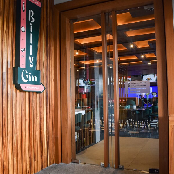 Billy Gin Bowling Alley Cancún 25