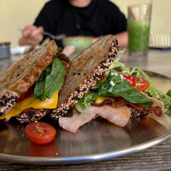 Amapola Brunch & Beer Garden SMA 11